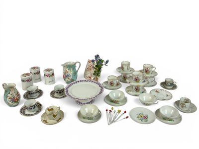 de nombreux types différents d'assiettes, de tasses et de soucoupes en porcelaine