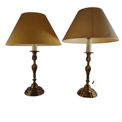 une paire de lampes de table en laiton, chacune munie d'un abat-jour