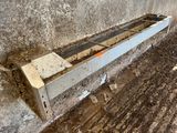 une cuvette métallique encastrée dans le mur