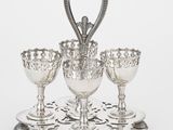 une photo d'un plateau en argent sur lequel sont posés trois verres à vin