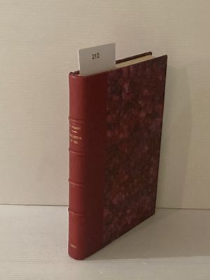 un livre rouge sur lequel est posé un marque-page blanc