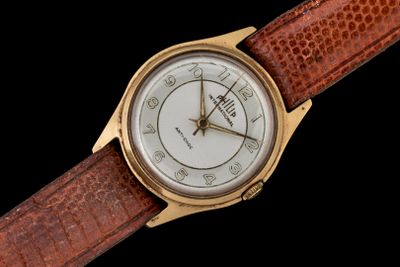Gros plan sur une montre-bracelet avec un bracelet marron
