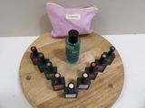 un plateau en bois sur lequel sont posées différentes bouteilles de vernis à ongles