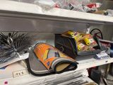 une étagère sur laquelle sont disposés divers articles dans un magasin