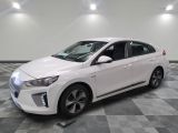 la voiture blanche est garée sur un sol en damier dans le garage