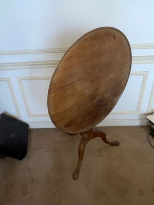 une table en bois sur laquelle est posé un miroir, dans une pièce