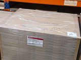 une grande pile de cartons sur une palette dans un entrepôt