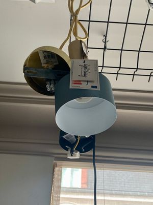 une lampe suspendue au plafond de la pièce
