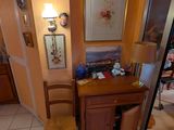 vue d'une salle de bains avec un lavabo et un miroir