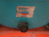 un compresseur d'air orange et bleu posé sur une table