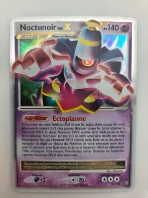 gros plan d'une carte pokemon sur une surface blanche