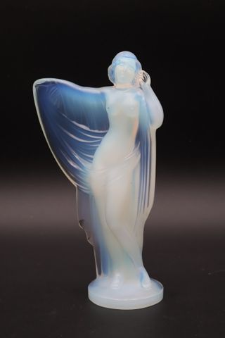 Marius Ernest SABINO (1878-1961) - Sculpture en verre moulé opale...