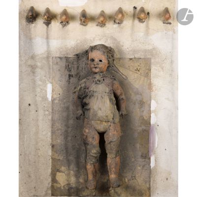 a small statue of a child that is in the corner of a wall