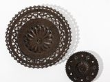 deux objets décoratifs posés sur une surface blanche