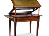 un bureau ancien avec un plateau en bois et un plateau en cuir