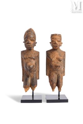 paire de figurines africaines représentant deux hommes, sur des socles en bois