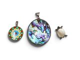 trois pendentifs de couleurs et de motifs différents sur un fond blanc