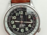 une montre posée sur une surface blanche