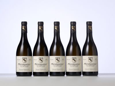 quatre bouteilles de vin sont alignées sur une table