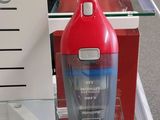 un aspirateur rouge et bleu exposé dans un magasin