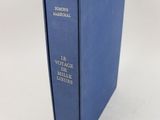 une image représentant un livre bleu posé sur une table blanche