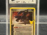 un gros plan sur une carte à collectionner Pokémon dans une boîte transparente