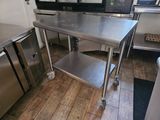 une table en acier inoxydable au milieu d'une cuisine