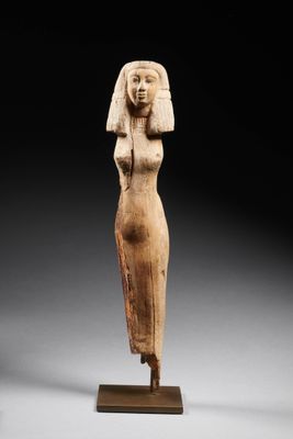 une statue égyptienne sculptée représentant une femme
