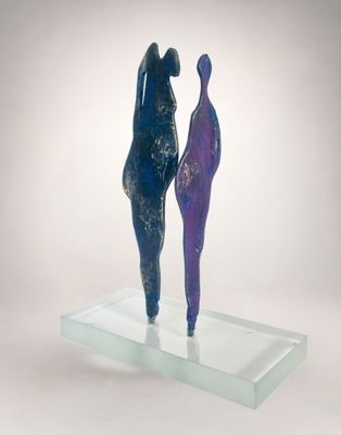 sculpture représentant deux personnes debout sur une plate-forme en verre, sur fond blanc