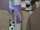 un gros rouleau de papier posé sur une pile de cartons