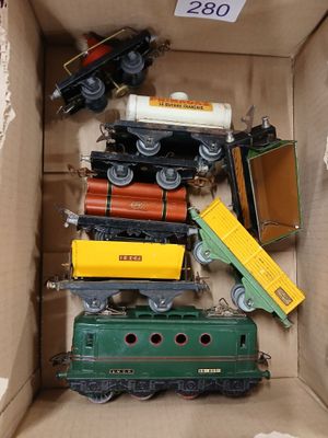 de nombreux petits trains dans une boîte posée sur la table