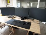 un bureau d'ordinateur équipé de deux écrans et d'un clavier