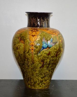 un vase posé sur une table, avec un mur blanc en arrière-plan