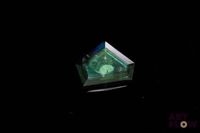 une image représentant un diamant vert sur fond noir