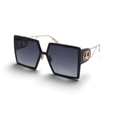 gros plan d'une paire de lunettes de soleil sur une surface blanche