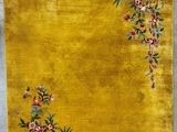 un tapis jaune orné de fleurs et d'oiseaux