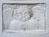 une petite statue d'ange accrochée au mur