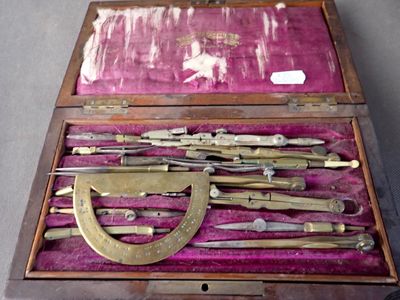 Boîtes de compas ( sans sa clé), dim. Coffret 13x3,5x4,5cm