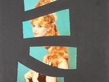 un t-shirt noir avec l'image d'une femme dessus