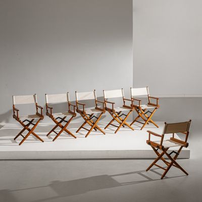 un groupe de chaises posées sur un sol blanc