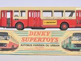 un bus jouet posé sur le dessus d'une boîte