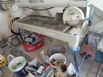 une machine posée sur une table dans une pièce