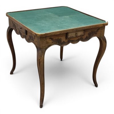 une vieille table en bois avec un plateau vert sur fond blanc