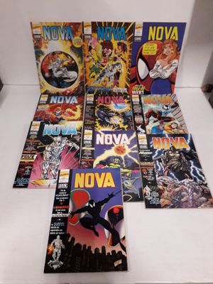 une pile de bandes dessinées posée sur une table blanche