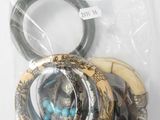 un sac rempli de bracelets et une bague posés sur une table