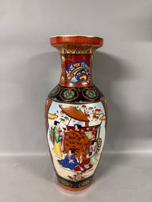 un vase avec un tableau posé sur une table