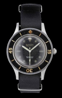 gros plan d'une montre sur fond noir