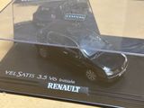 une voiture noire dans une vitrine transparente posée sur une table