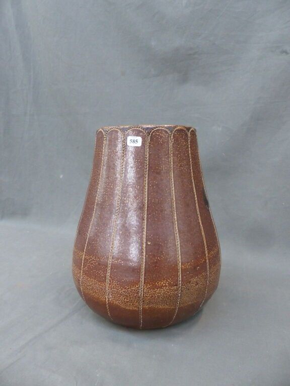 CAMPOS FILHOS AVEIRO - vase en céramique dans les tons bruns décor incisé de torses. H : 29 cm