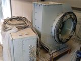 une machine posée sur une palette dans une pièce
